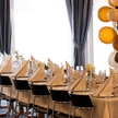 Opdækket festlokale med guld balloner