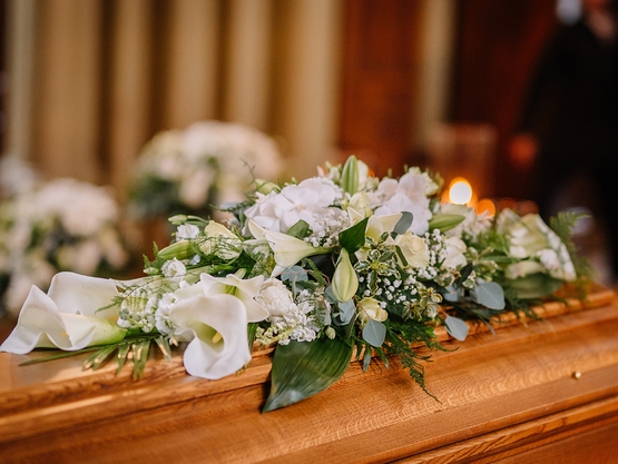 Kiste med hvide blomster kondolence og mindesammenkomst